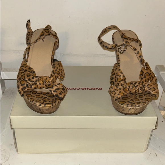 Avenue Tan Leopard Print Sandals Sz 9.5 W - Picture 1 of 3
